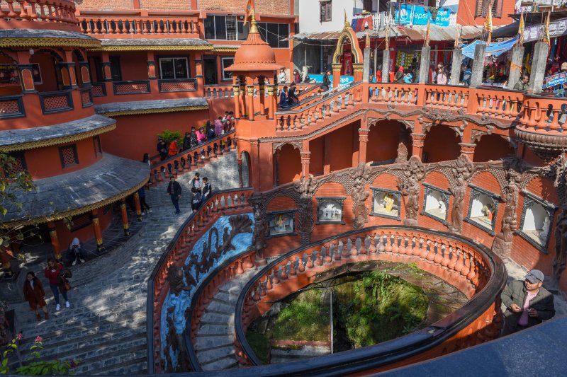 Nepal: escaleras de acceso a la cueva de Gupteshwor Mahadev en Pokhara