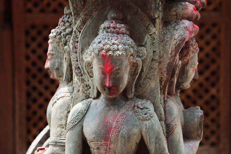 Nepal: antigua deidad hindú de piedra con sindoor rojo en Katmandú