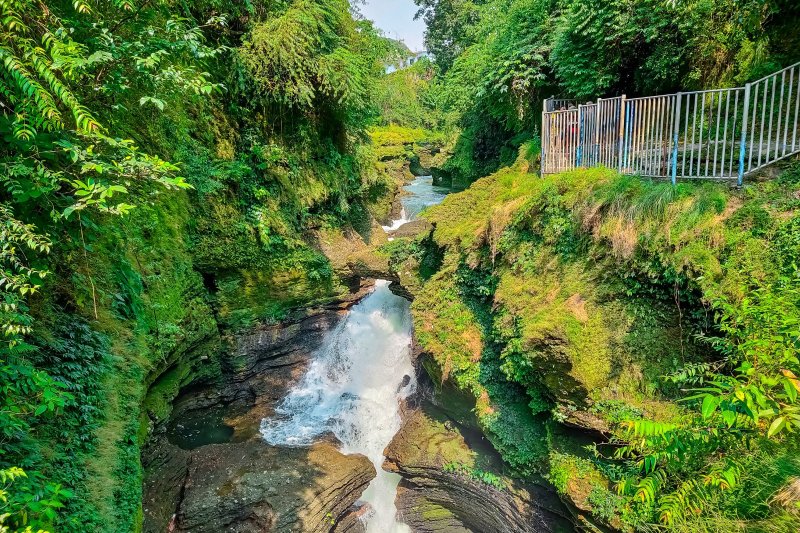 Nepal: la cascada Devi's Falls y su río subterráneo en Pokhara