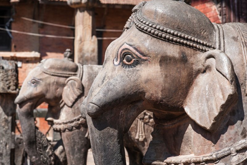 Nepal: estatua de elefante en un templo de Kirtipur