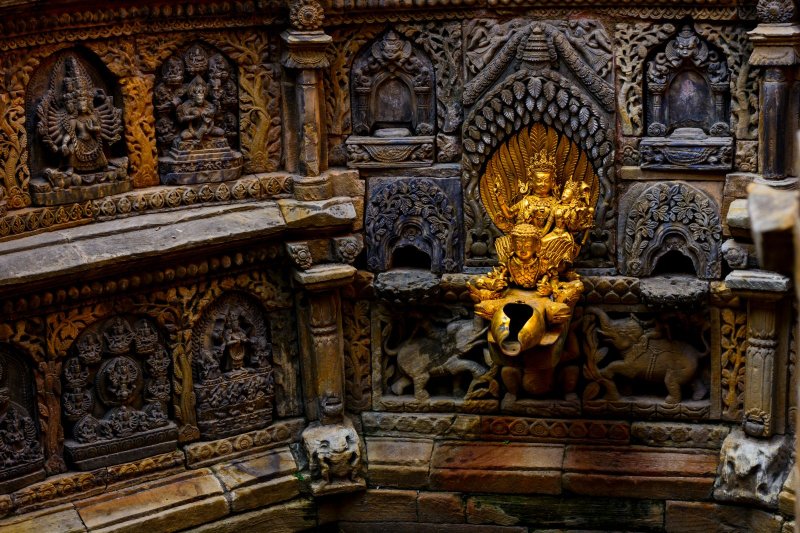 Nepal: fuente sagrada de agua dorada en el palacio de Lalitpur