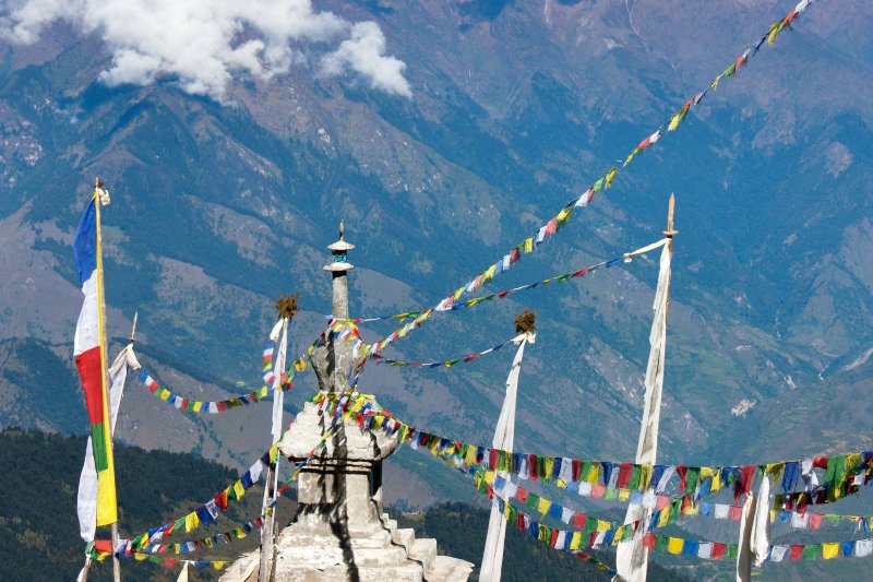 Nepal: Ganesh Himal con estupa y banderas de oración