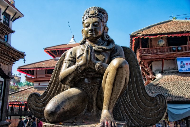 Nepal: Garuda en posición de oración en el corazón histórico de Katmandú