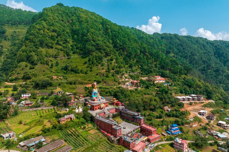 Nepal: panorámica aérea de la gran estatua de Guru Rinpoché en el monasterio de Dollu, Pharping