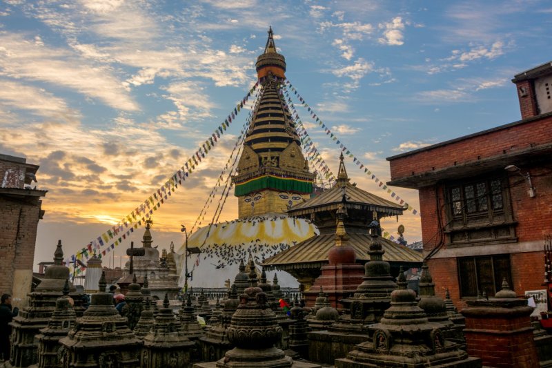 Nepal: atardecer en la estupa de Swayambhunath, icono del valle de Katmandú