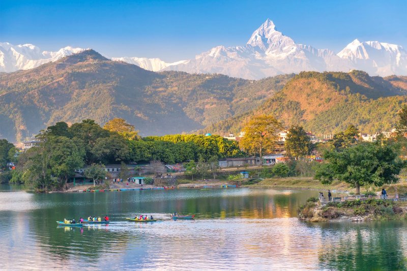 Nepal: el lago Phewa y la cordillera del Annapurna en Pokhara