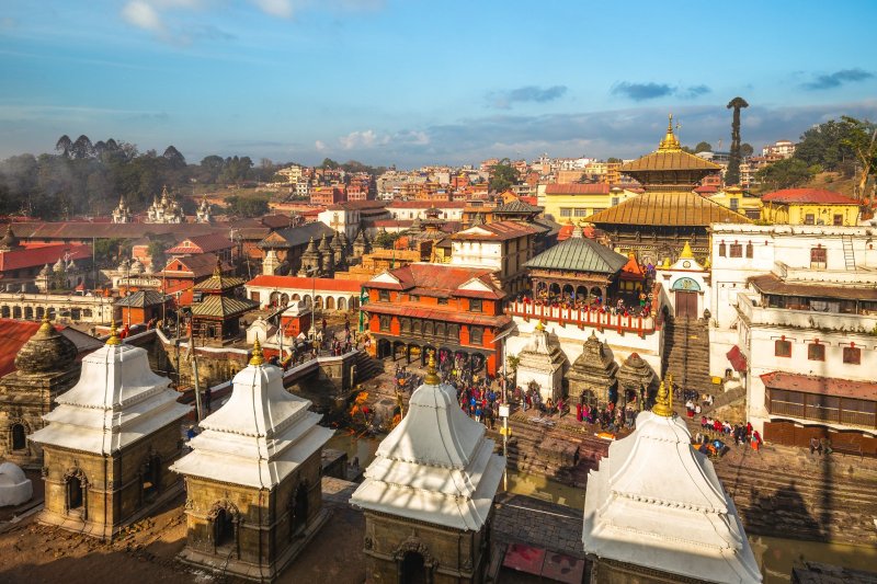 Nepal: el templo de Pashupatinath junto al río Bagmati en Katmandú