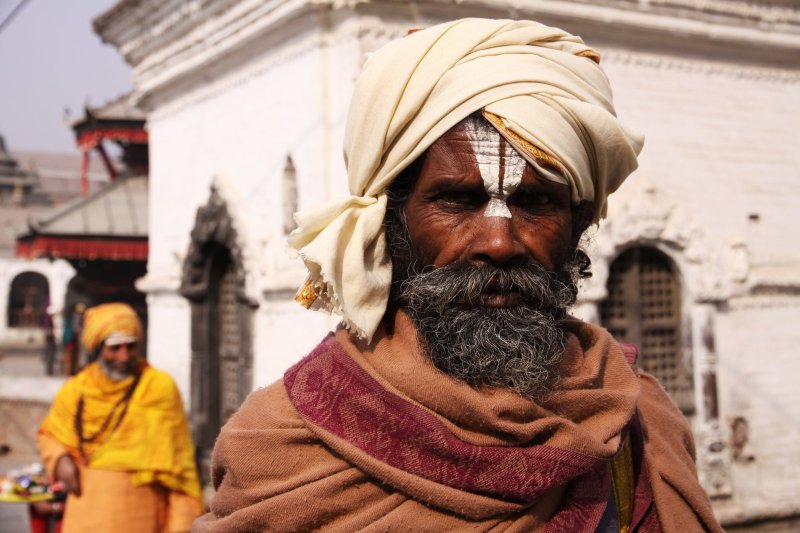 Nepal: retrato de un sadhu hindú en las calles de Katmandú