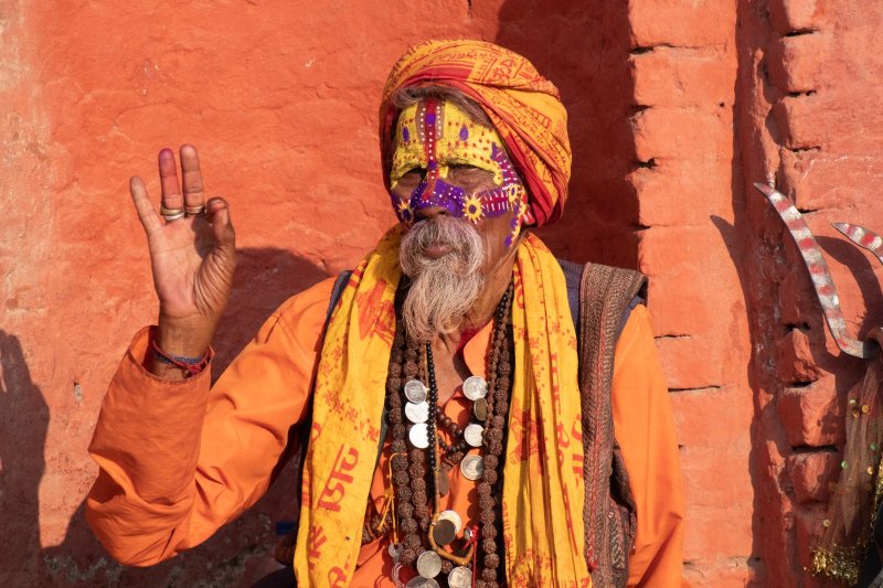 Nepal: sadhu con el rostro pintado en el templo de Pashupatinath, Katmandú