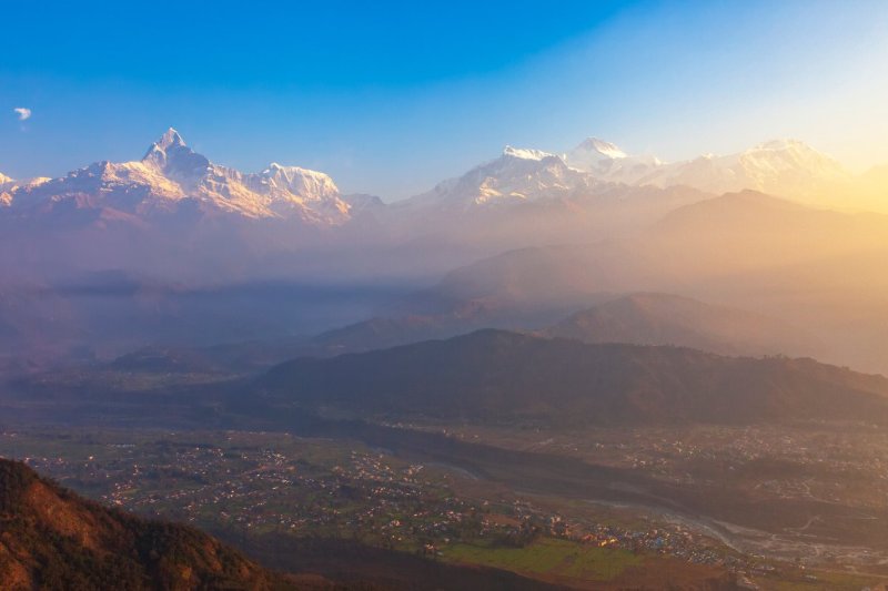 Nepal: panorámica del Himalaya al amanecer desde la colina de Sarangkot, Pokhara