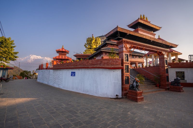 Nepal: amanecer en Sarangkot con un templo y vistas a la cordillera del Annapurna