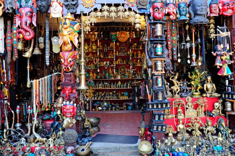 Nepal: coloridas máscaras de madera tallada en el mercado tradicional de Thamel, Katmandú