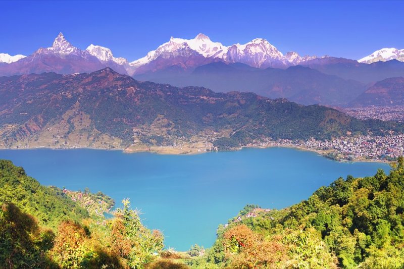 Nepal: panorámica del valle de Pokhara, el lago Phewa y la cordillera del Annapurna