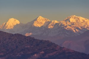 Nepal: amanecer sobre las montañas del Himalaya