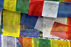 Nepal: banderas de oración budistas tibetanas con mantras en Katmandú