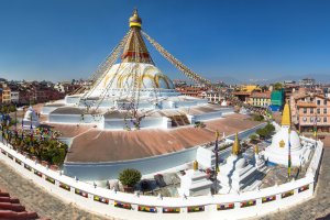 Nepal: la estupa de Boudhanath con banderas de oración en Katmandú