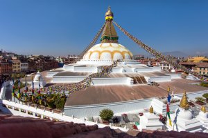 Nepal: estupa de Boudhanath con banderas de oración en Katmandú