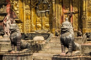 Nepal: entrada norte del templo de Changu Narayan con estatuas de leones