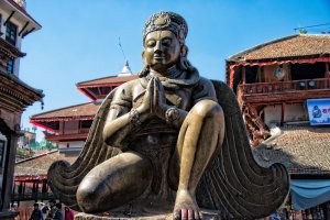 Nepal: Garuda en posición de oración en el corazón histórico de Katmandú