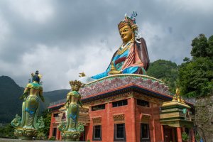 Nepal: la estatua de Guru Rinpoche en Dakshinkali con vistas a los monasterios de Pharping