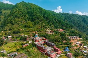 Nepal: panorámica aérea de la gran estatua de Guru Rinpoché en el monasterio de Dollu, Pharping