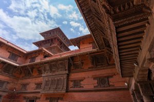 Nepal: patios de ladrillo y arquitectura de madera tallada en Hanuman Dhoka Durbar Square, Katmandú