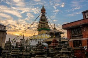 Nepal: atardecer en la estupa de Swayambhunath, icono del valle de Katmandú