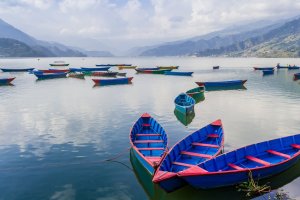 Nepal: el lago Phewa con tradicionales barcas de madera en Pokhara
