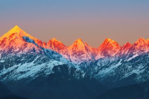 Nepal: las montañas del Himalaya durante la puesta de sol