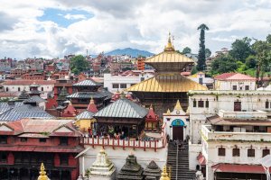 Nepal: el templo hindú de Pashupatinath y los ghats de cremación a orillas del río Bagmati en Katmandú