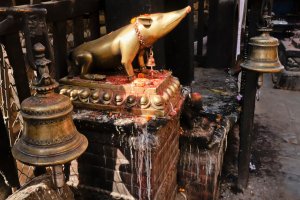 Nepal: rata dorada, vehículo de Ganesha, en Kasthamandap de la plaza Durbar de Katmandú