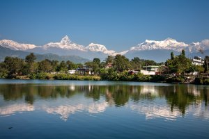 Nepal: la cordillera del Annapurna reflejada en el lago Phewa de Pokhara