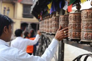 Nepal: espiritualidad budista entre las ruedas de oración de Katmandú