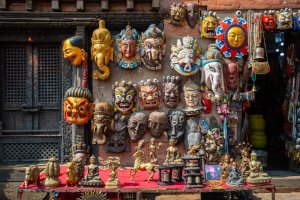 Nepal: tienda de artesanía tradicional en el barrio de Thamel, Katmandú