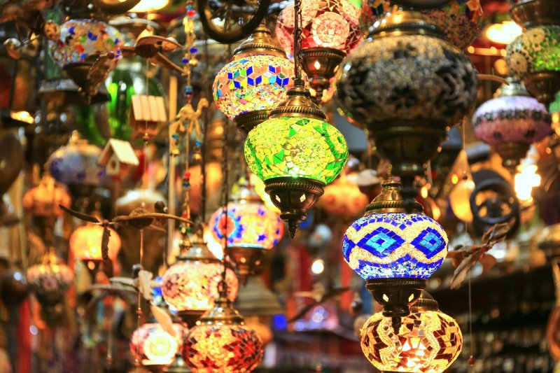 Omán: puestos de artesanía en el histórico zoco de Mutrah