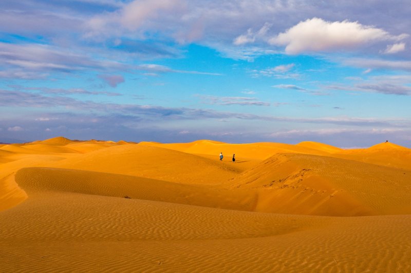 Omán: dunas del desierto de Wahiba al atardecer bajo un cielo nuboso