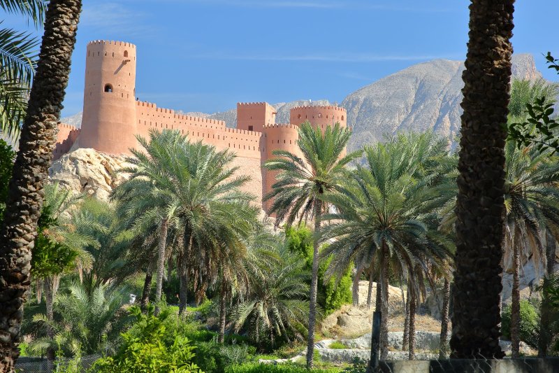 Omán: fuerte de Nakhal entre montañas y palmerales de Al Batinah