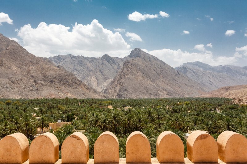 Omán: vista panorámica desde el fuerte de Nakhal sobre el paisaje de Al Batinah