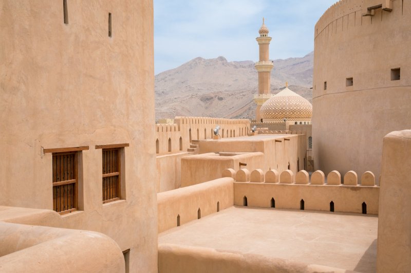 Omán: minarete, cúpula y murallas del fuerte de Nizwa