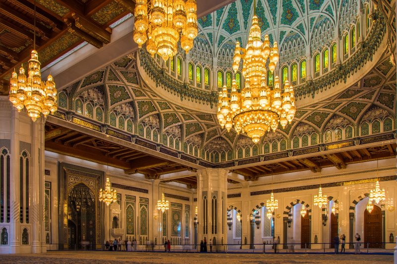 Omán: arquitectura islámica en el interior de la Gran Mezquita del Sultán Qaboos en Mascate