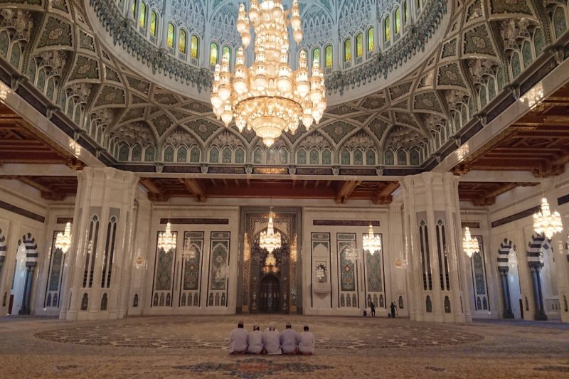 Omán: interior de la Gran Mezquita del Sultán Qaboos en Mascate