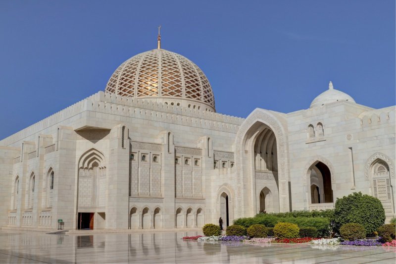 Omán: arquitectura islámica de una mezquita en Mascate