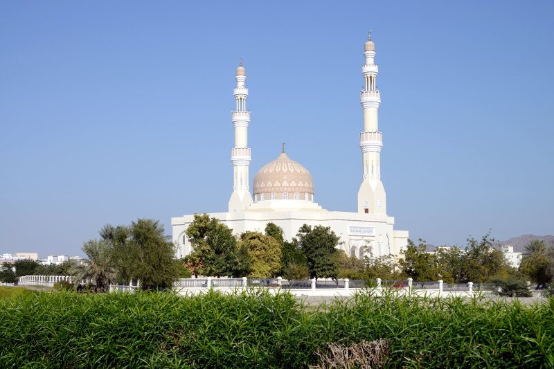 Omán: mezquita tradicional en la ciudad de Rustaq
