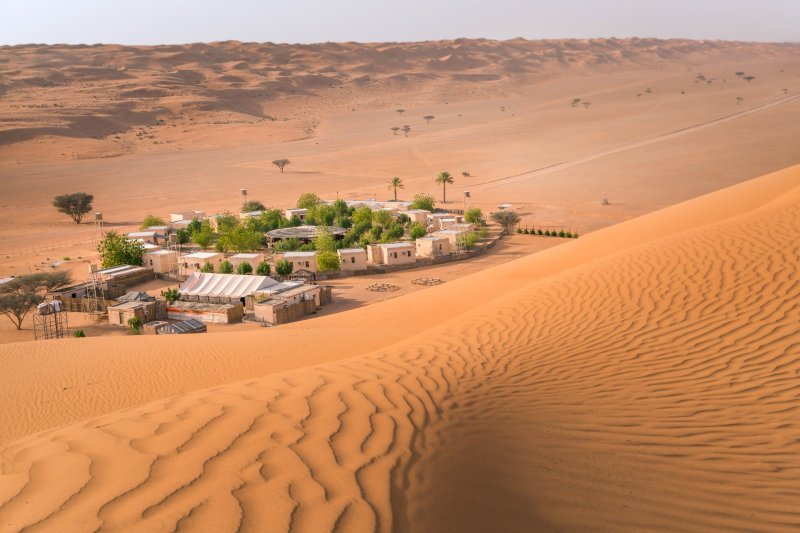 Omán: pequeño campamento junto a un oasis en Wahiba Sands