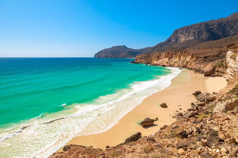Omán: playa de Al Fizayah en Salalah entre montañas y aguas cristalinas
