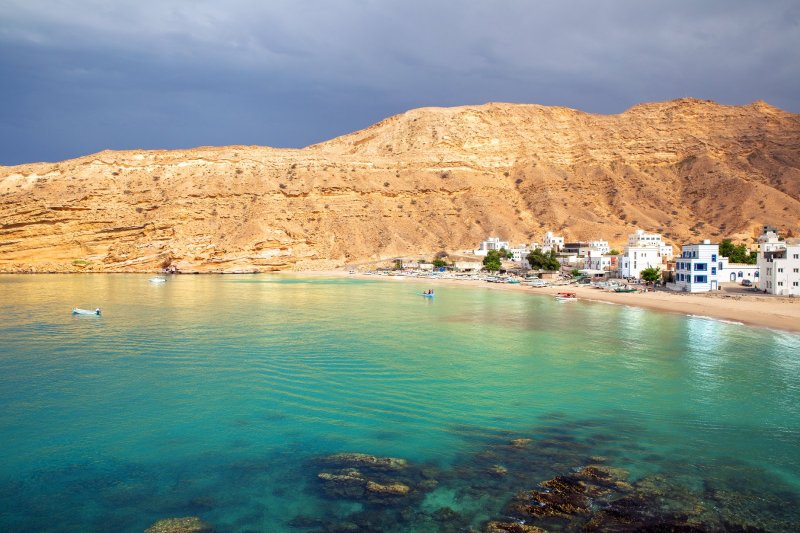 Omán: pintoresco pueblo de Qantab en la costa del golfo de Omán