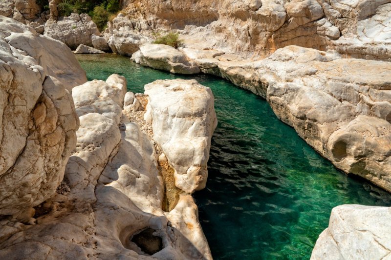 Omán: laguna de aguas esmeralda en Wadi Bani Khalid