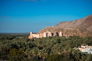 Omán: fuerte de Nakhal al atardecer rodeado de palmeras
