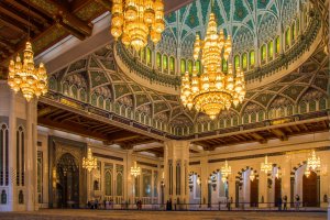 Omán: arquitectura islámica en el interior de la Gran Mezquita del Sultán Qaboos en Mascate