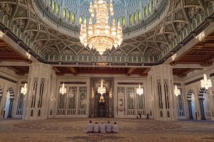 Omán: interior de la Gran Mezquita del Sultán Qaboos en Mascate